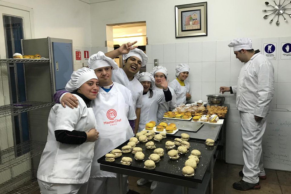 un grupo de personas con discapacidad en un curso de banquetería